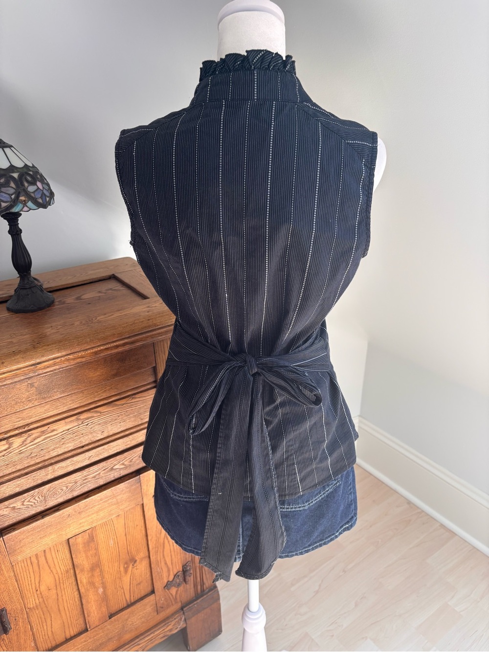 Dynamite Ruffled Sleeveless Blouse 🖤 - Picture 2 of 6
